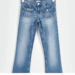 Front pocket jeans - Blåa lowrise front pocket jeans, de är använd en gång och tvättad 2, i storlek 152-158 , priset kan diskuteras 🩷