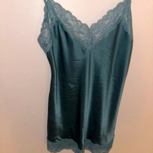 Intimissmi silkes linne  - Pyjamas linne i äkta silke från inti Färgen e grön/blå ish, superfin färg!! Använd 1 gång, nypris 549kr