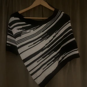 One shoulder topp - En jätte snygg tröja från Lindex! Aldrig använt 💕   Jätte fint skick! Pris kan diskuteras