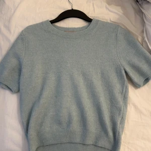 Stickad tröja från HM - Säljer nu denna söta turkosfärgade stickade tröjan ifrån HM i storlek M men passar S oxå. Endast använd en gång och i jättefint skick🥰