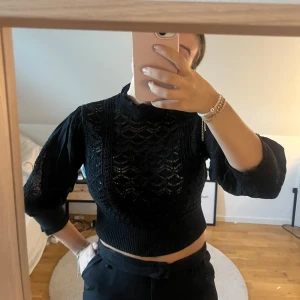 Svart zarablus - Svart skitsnygg stickad blus från zara! Säljer då den inte kommer till användning längre, jättebra skick! skriv för fler bilder✌️