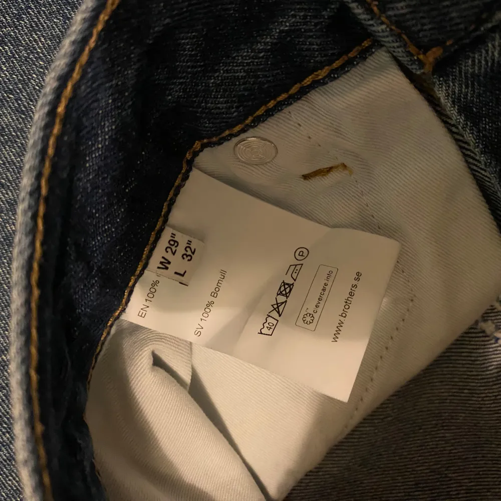 Säljer ett par jeans i stilren blå färg från Brothers. Jeansen har en hög midja med raka ben som ger ett avslappnat utseende, perfekt för vardagsbruk. Kvaliteten är utmärkt med ett mjuk denimtyg som är bekväma för hela dagen! Begagnade i nyskick. Jeans & Byxor.