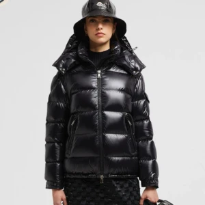 Moncler maire - Svart moncler maire jacka, storlek 0,  väldigt bra skick förutom ett litet hål inuti jackfickan  Nypris 18.880kr. Köpare står för frakt