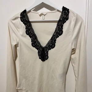 Vit body - Vit body med svart v-ringning. Använd fåtal gånger. Priset kan diskuteras 