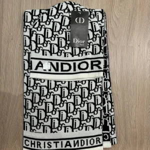 Dior  - Mössa och halsduk 