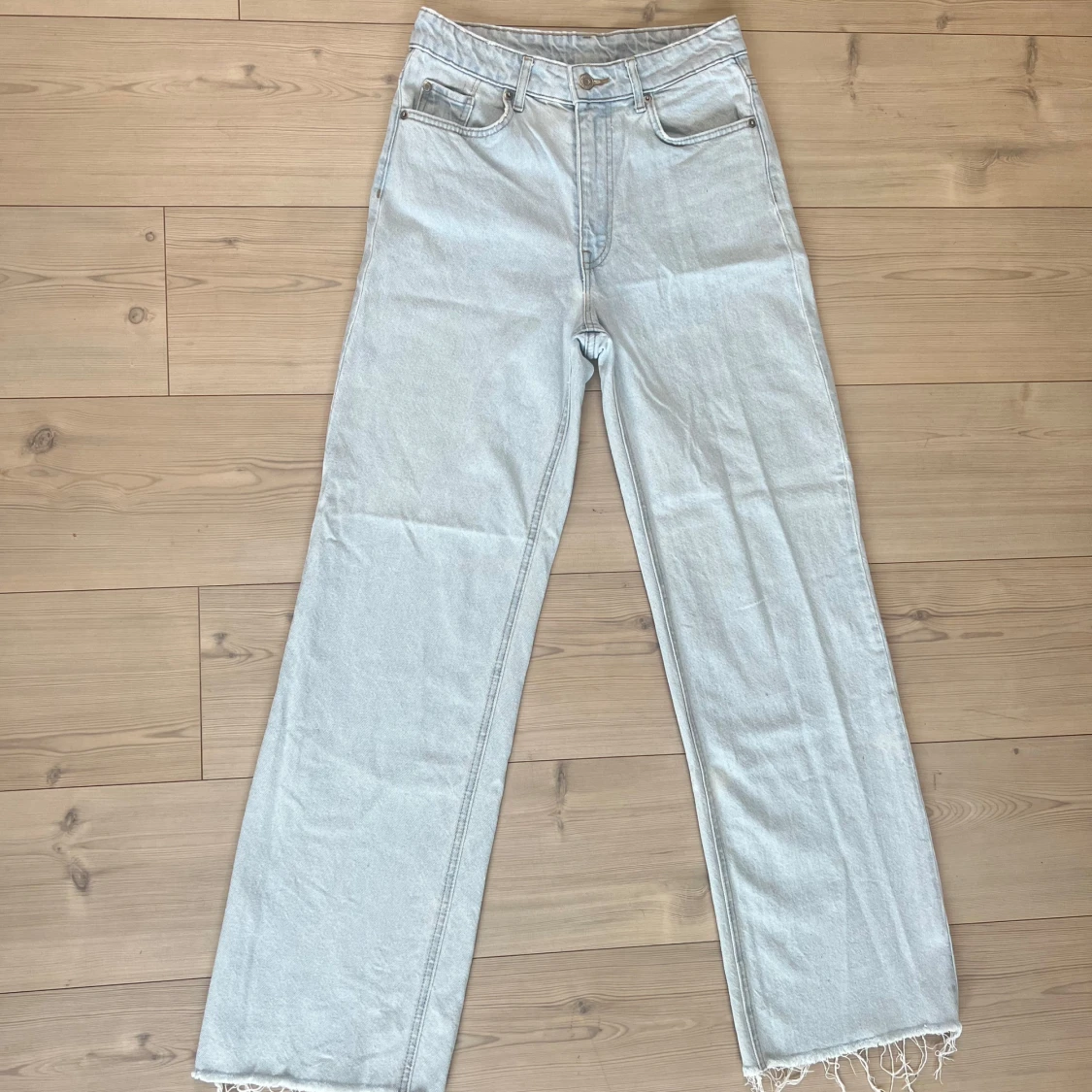 Ljusa jeans med fransiga kanter - 90