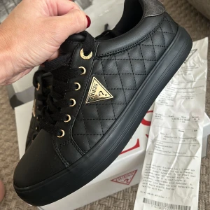 Nya Guess skor - Helt nya, har kvittot kvar där man kan se vad jag köpte dom för. 