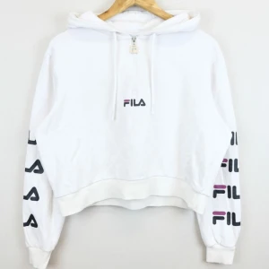Vit hoodie från FILA - Vit hoodie från FILA med loggan tryckt både på bröstet och längs ärmarna. Storlek M/12. Säljer då den inte används längre. Använt men bra skick.
