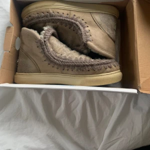 Mou skor❄️💕 - så söta vinterskor!☺️Unika men passar fortfarande till det mesta. Inga specifika defekter. Så sköna och mysiga, ny pris runt 3000 😇 Modellen eskimo 18. Fråga gärna om fler bilder💕