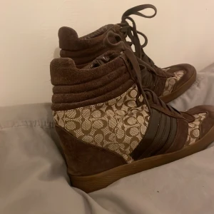 Kilklack skor - ‼️Pris går och diskutera‼️Ett par skor från märket coach som är kilklack precis som isabel marant skorna.  De är knappt använda 