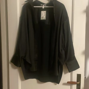 Oversized satin skjorta - Den har bara hängt i garderoben så den är helt ny med lappen kvar