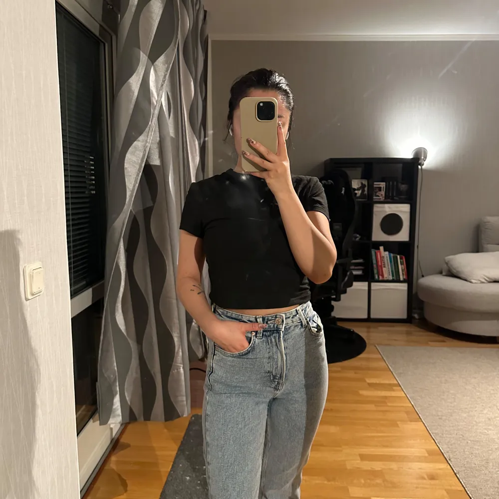 Fina mom jeans i bra skick.  Säljer pågrund av att de är för tajta för mig i midjan. Men passar jättebra i längden för oss lite kortare tjejer (153).  Innerbenslängd: 64 cm.. Jeans & Byxor.