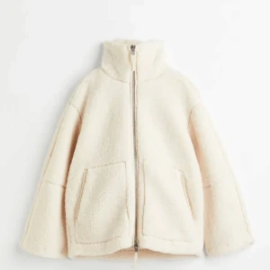 Teddy jacka h&m slutsåld 💕 - Säljer denna slutsålda h&m Teddy jackan i storlek M. Helt ny prislapp kvar! Skriv vid intresse eller frågor 💕