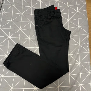 Byxor - Svarta lågmidjade byxor från Vero Moda. Dom är i bra skick och är i storlek 36. 