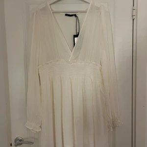 klänning - superfin klänning aldrig använd, nypris 200kr