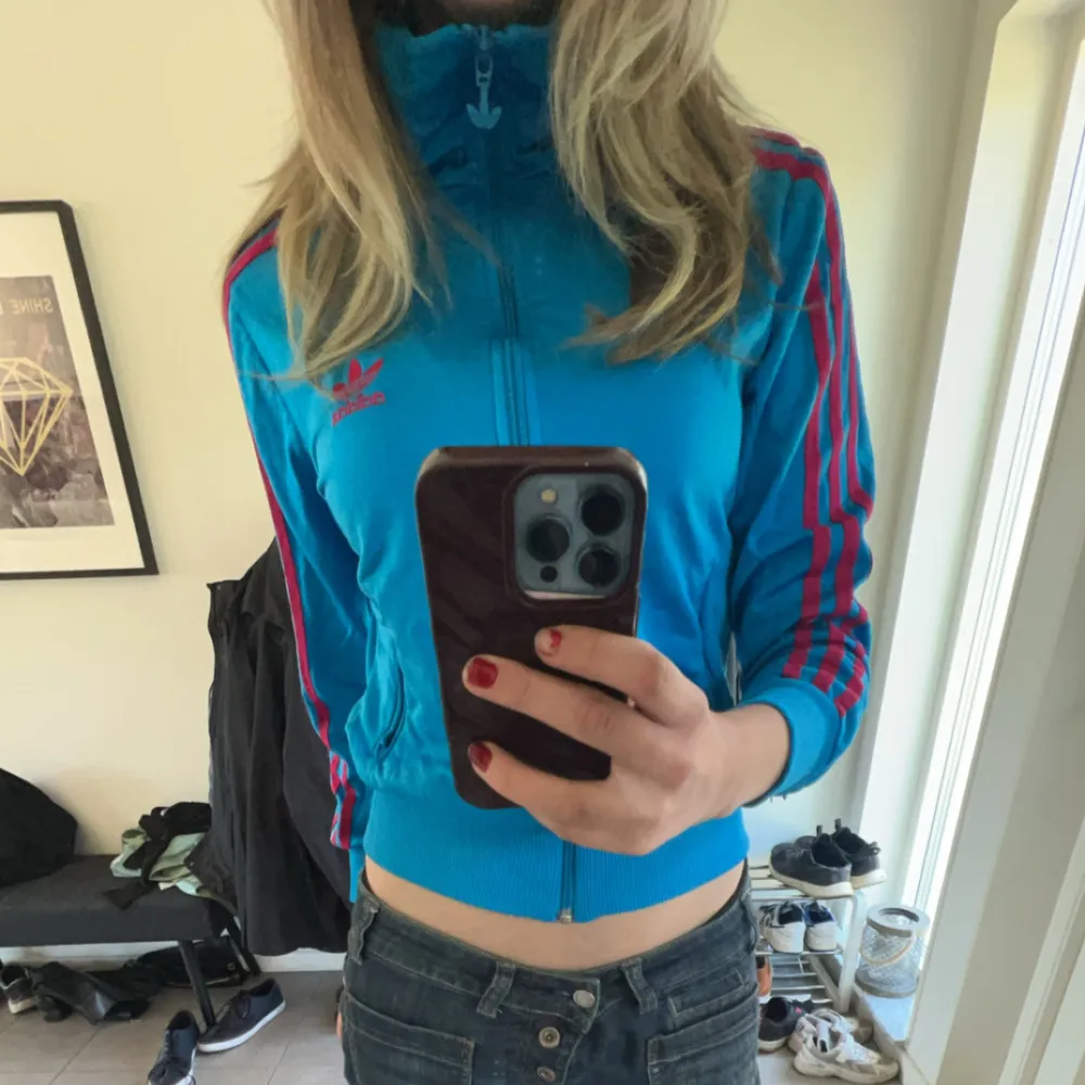 cool adidas zip up i blå och röd färg!!! snygg passform och i fint skick!  . Tröjor & Koftor.