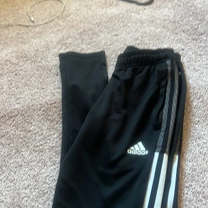 Adidasbyxor  - Vanlig Adidasbyxor, har använt ungefär 5 gånger 