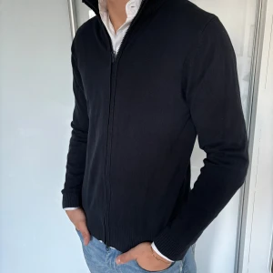 Intimissimi kofta mörkblå  - - Kofta från märket Intimissimi i storlek M - Bra skick men lite fibrig  - Modell på bild är 182/67kg. - Hör av dig vid eventuella frågor! Mvh  