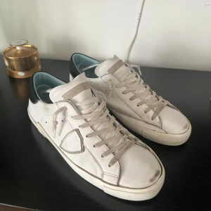 Vita sneakers från Philippe Model - Säljer ett par vita sneakers från Philippe Model i storlek 44. Köpta i somras från cettire. Hör av er om ni har några frågor! 