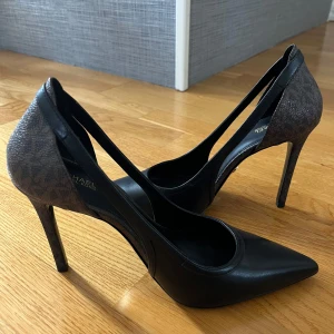 Michael Kors klackskor  - Jag säljer dessa Michael Kors klackskor som är i storlek 39/40. De är helt nya och aldrig använda. Så fräscha och otroligt snygga!