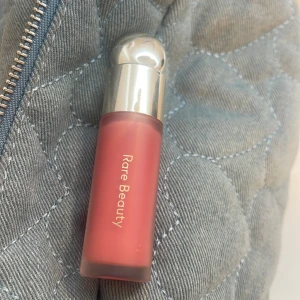 Rare beauty blush - Säljer en rare beauty liquid blush i färgen Happy för den inte kommer till användning, mycket produkt finns kvar. Nypris 389kr och det är den stora= 7,5 ml