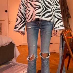 Nudie jeans - Jättecoola nudie jeans som jag sytt om till bootcut. 💞Tyvärr blivit för korta på mig (är 1,75). Nypris på nudiejeans är 1600 kr.  Midjemått: 72 cm Innerbenslängd: 82 cm. Skriv för fler bilder❣️