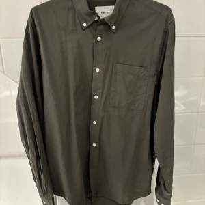 NN07 skjorta  - Tjenare! Säljer nu min NN07 skjorta, skjortan är i ett fint skick | och finns nästan inga direkt större tecken på användning | nypris på denna ligger på 1300 typ | säljer den för endast 499 kr. Hör av er vid minsta fundering😊