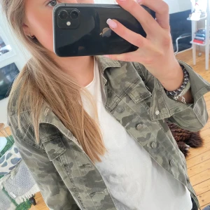 Kamouflage jacka - Skitsnygg kamouflage jacka, perfekt till hösten, våren och sommaren🍁❤️‍🔥