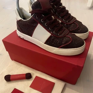 Valentino flycrew - Säljer ett par unika valentino tjej skor i nästan perfekt skick tyvär tappat en spik.  Skriv vid minsta fråga!