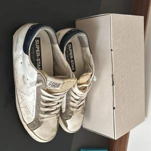 Golden goose sneakers storlek 43 i ganska bra skicka 6-7/10 skulle jag säga och riktigt snygga nu till denna säsong !