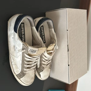 Golden goose sneakers!! - Golden goose sneakers storlek 43 i ganska bra skicka 6-7/10 skulle jag säga och riktigt snygga nu till denna säsong !