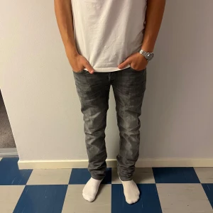 Lee jeans - Ett par riktigt fräscha lee jeans i modellen Darren, storleken är w29 l32 som är näst intill nya använda fåtal gånger hör av er vid frågor