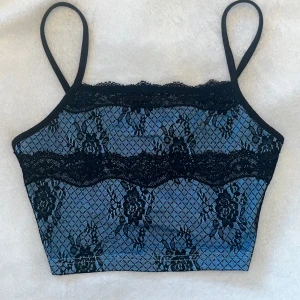 Blått linne med spets  - Ett blått kort linne med svart blommigt spetsmönster. Den är lite mörkare än vad som syns på bilden. Köpt från shein för några år sedan men knappt använd då den va för liten. Katt och hund finns i hemmet^^