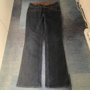 så söta bootcut jeans! passar på 160/165 cm