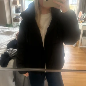 Jacka  - Säljer min jättefina svarta puffjacka från zara då den tyvärr inte kommer till användning längre. Köpt för något år sedan men inga defekter💞 pris kan diskuteras vid snabb affär