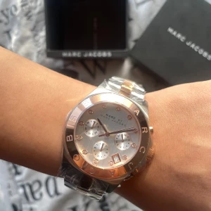 Marc Jacobs klocka dam - Helt ny klocka från Marc Jacobs. Plasten kvar och allting. Säljer då jag vill ha en mindre klocka!