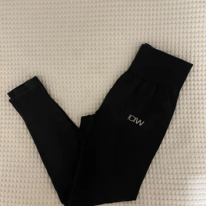 ICIW Träningstights - Superfina svarta träningstights från ICIW i strl S. Nypris är 799kr, tänkte 400kr eller bud.