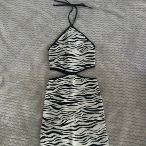 Bershka zebra klänning  - Sjukt snygg klänning mönstrad i zebra.  Från BERSHKA om jag inte minns fel.  Endast testad aldrig använd. Stretch finns i den 