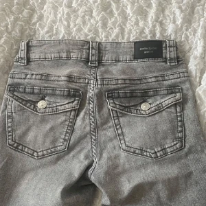 Jeans - Säljer dessa jättesnygga grå lågmidjade jeans från ginatricot som aldrig kommer till användning, jag är 164cm. använt ca 3 gånger inga tecken på användning!💕💕