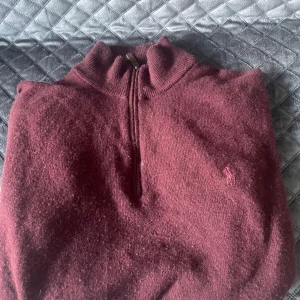 Ralph lauren half zip - Knappast använd, 9/10 skick. Priset kan diskuteras.