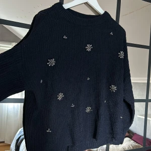 Stickad tröja med detaljer  - Säljer denna super sköna och snygga stickade tröja!! Köpt på ZARA i storlek M. Så fina och gulliga detaljer på också. Tröjan är mörkblå men det syns knappt. Som ny!