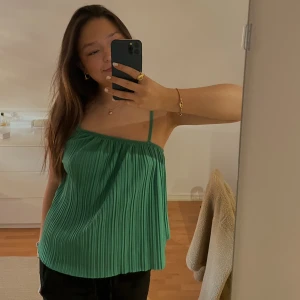 Topp bikbok - Grön topp från bikbok storlek s, supersöt pris 100kr