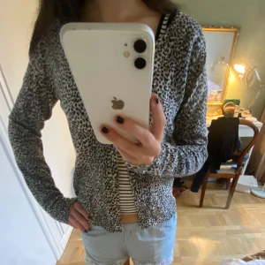 Kofta Leopardmönster - Knappt använd, storlek M men sitter som Small, går att knäppa men knapparna syns inte från utsidan☺️☺️