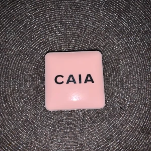 Caia rouge - Knappt använd köpt för en månad sen. Tycker inte att färgen passar mig och vil köpa en annan färg så därför säljer jag den. Ny pris 265kr säljer för 130kr