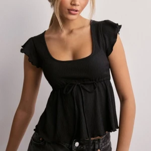 Cute frill tie topp - Gullig topp från Nelly i superbra skick. Hör av er för egna bilder🤩