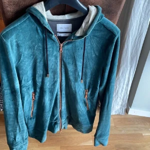 Limitato hoodie - Zip hoodie i bra skick, storlek S. Nypris runt 3 k. Säljer för 800 men kan diskuteras vid snabb affär