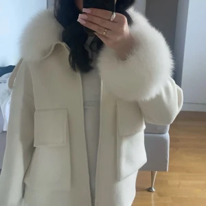 Vit kappa från Bello Jackets - köpt från Bello Jackets på instagram, knappast använd, går att ta bort pälsarna, superskön