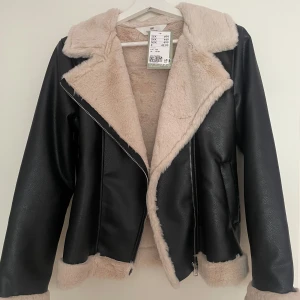 Helt ny tonårs jacka med prislapp - Helt ny jacka, säljes pga fel storlek.