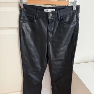 Zara flare - Skinbyxor i flare från Zara, storlek 36🖤