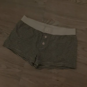 brandy melville pyjamas shorts randiga - jättefina pyjamas shorts från brandy melville!! jättefint skick, inga defekter, väldigt stretchiga och passar många strl (pris kan sänkas vid snabbaffär) ‼️gå gärna in på min profil ifall du vill göra en bundle‼️